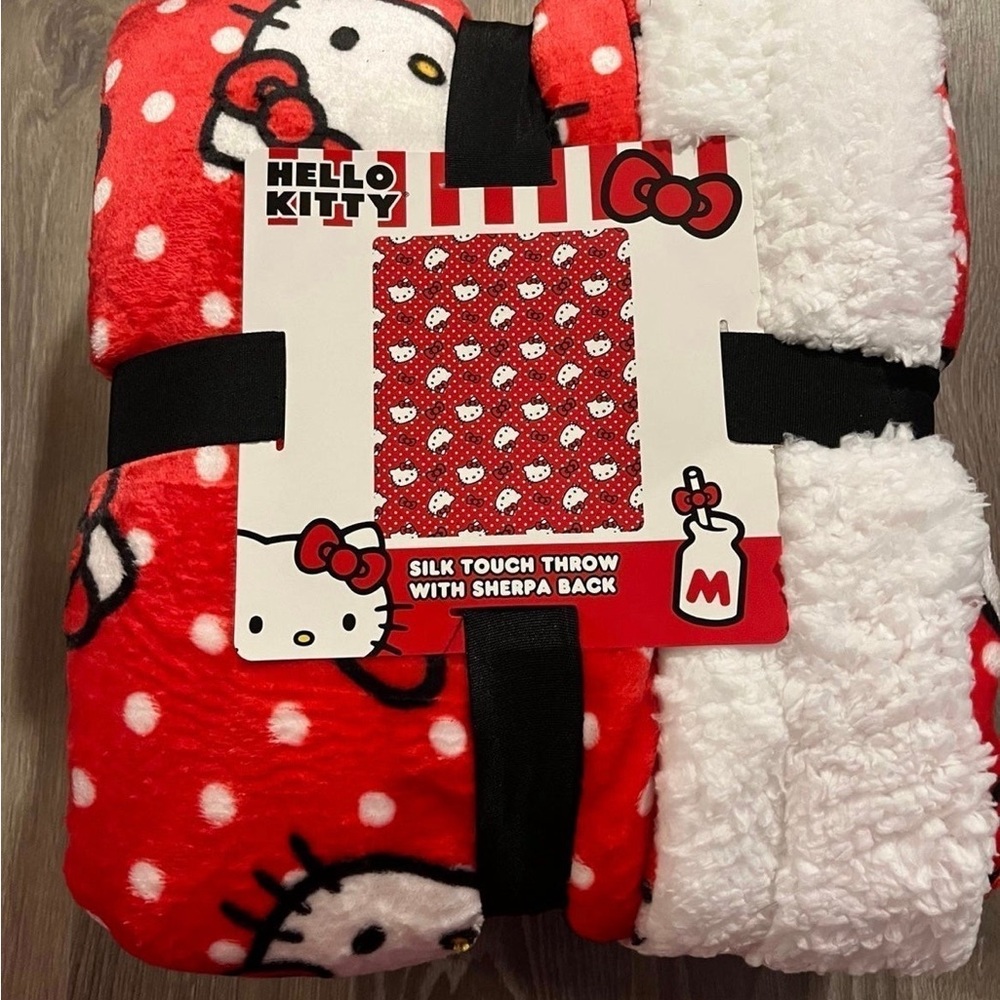 HELLO KITTY SILK TOUCH THROW WITH SHERPA.